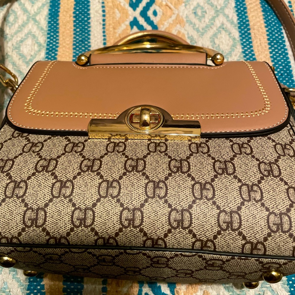 Never worn GD gifted purse 👜 it does have a few good pockets for storage 🌟